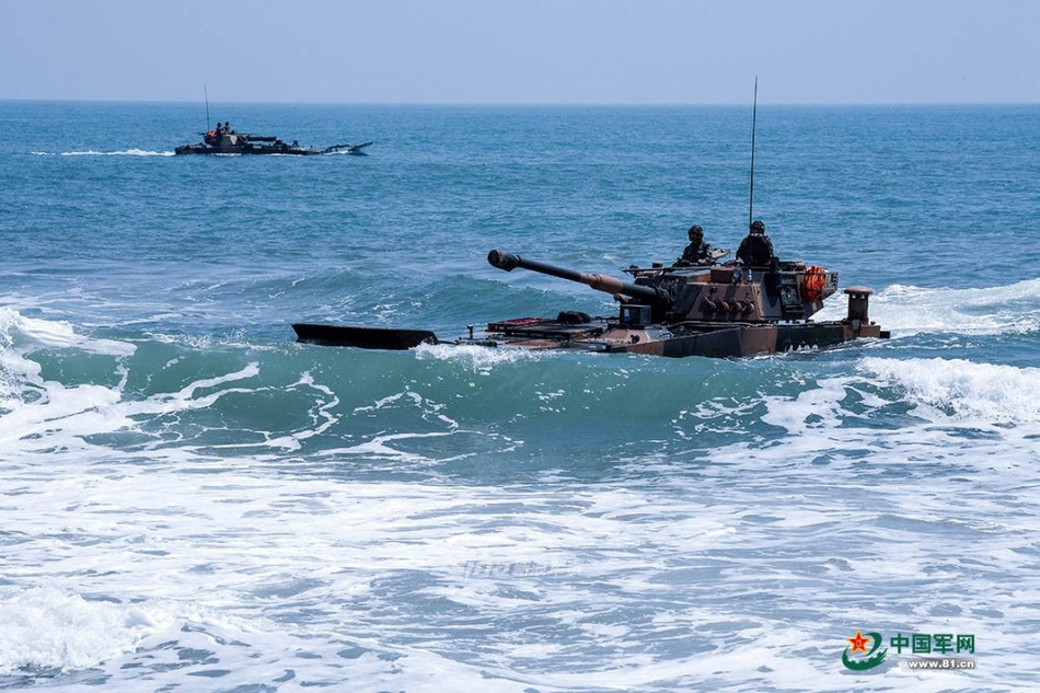 Phiên bản xe Type 05 được trang bị hỏa lực chính là một khẩu pháo cỡ nòng 105 mm. Phiên bản xe chiến đấu bộ binh ZDB-05 được phát triển từ Type 05 thay thế khẩu pháo 105 mm thành khẩu pháo cỡ nòng 30 mm và giảm kíp lái xuống còn 3 người - không còn vị trí nạp đạn viên. Nguồn ảnh: News81.