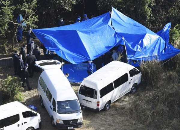 Nơi cảnh sát tìm thấy 2 thi thể được cho là bà nội và bố đẻ của nghi phạm.