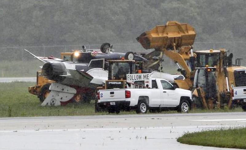 Khi này, chiếc YF-16 có số thân 72-1568 đang thực hiện các bài bay tập chuẩn bị cho màn trình diễn ở Triển lãm Hàng không Paris sắp diễn ra, khi lượn ở tốc độ Mach 1.5, chiếc máy bay đã phải chịu lực tới 9G và kết quả là càng đáp của nó đã bị kẹt. Phi công cho máy bay hạ cánh bằng bụng khiến nó bị hỏng hóc nặng, không thể tham gia triển lãm hàng không Paris sau đó. Nguồn ảnh: Wiki.