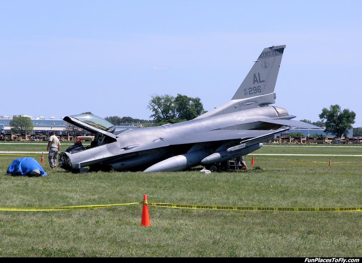 Ngày 7/6/2015, một chiếc F-16CJ đã đâm vào một chiếc máy bay vận tải Cessna 150M trên bầu trời Moncks Corner, Nam Carolina, Mỹ. Phi công chiếc F-16 đã thoát ly an toàn trong khi cả hai người trên chiếc Cessna đều tử nạn trong vụ rơi. Nguồn ảnh: Funplace.