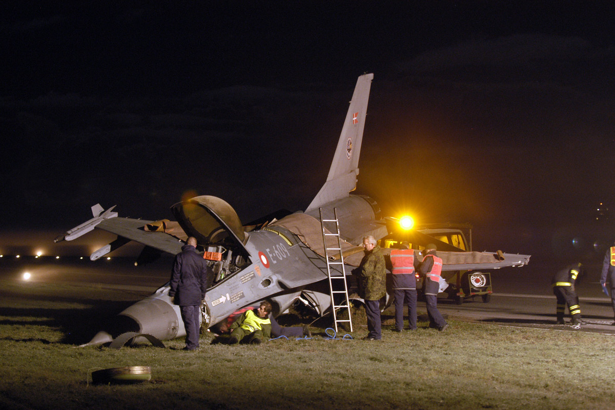 Năm 2015, một chiếc F-16D của Hy Lạp đã bị tai nạn khi đang tham gia tập trận cùng NATO ở Tây Ban Nha. Vụ việc khiến 2 phi công điều khiển chiếc F-16 và 9 lính Pháp dưới mặt đất thiệt mạng, kèm theo đó là hai chiếc chiến đấu cơ của Italia, 2 chiếc Alpha và một chiếc Mirage 2000 của Pháp đang đậu dưới mặt đất bị hư hỏng nặng. Nguồn ảnh: News.