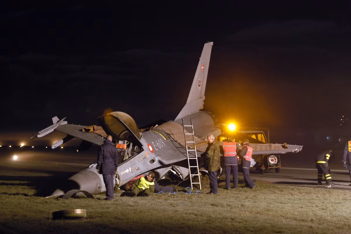 Năm 2015, một chiếc F-16D của Hy Lạp đã bị tai nạn khi đang tham gia tập trận cùng NATO ở Tây Ban Nha. Vụ việc khiến 2 phi công điều khiển chiếc F-16 và 9 lính Pháp dưới mặt đất thiệt mạng, kèm theo đó là hai chiếc chiến đấu cơ của Italia, 2 chiếc Alpha và một chiếc Mirage 2000 của Pháp đang đậu dưới mặt đất bị hư hỏng nặng. Nguồn ảnh: News.