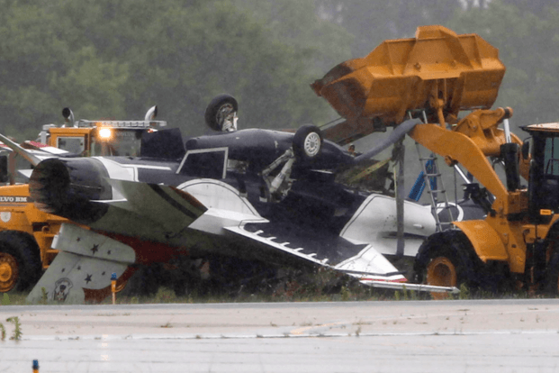 Đầu tiên là vụ tai nạn hàng không của chiếc máy bay YF-16 phiên bản thử nghiệm của F-16 vào ngày 8/5/1975 - thậm chí còn trước khi phi cơ này được đưa vào sản xuất hàng loạt. Vụ tai nạn diễn ra ở sân bay Fort Worth, Texas, Mỹ. Nguồn ảnh: Archive.