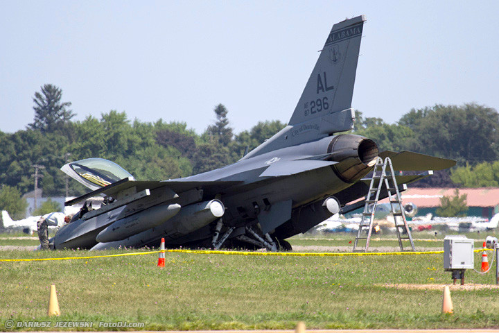 Ngày 15/11/1994, một vụ tai nạn nghiêm trọng khác lại xảy ra trong cuộc huấn luyện bắn đạn thật của Không quân Mỹ diễn ra ở Bắc Carolina. Chiếc F-16D đã va chạm với chiếc vận tải cơ C-130E trên không, phi hành đoàn chiếc F-16 thoát ra ngoài an toàn nhưng sự việc chưa dừng lại ở đó. Nguồn ảnh: BBC.