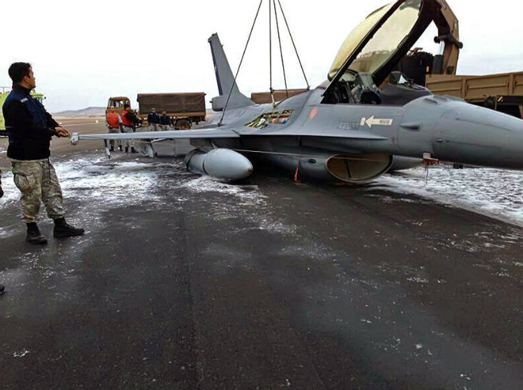 Kết quả của vụ việc là chiếc F-16 bị phá hủy hoàn toàn, phi công bị đa chấn thương do thoát ly ở góc nghiêng quá xấu còn Không quân Mỹ sau đó phải sửa lại quy trình thực hiện động tác lượn trình diễn chữ S để đảm bảo không có các thảm kịch tương tụ xảy ra. Nguồn ảnh: NBC.