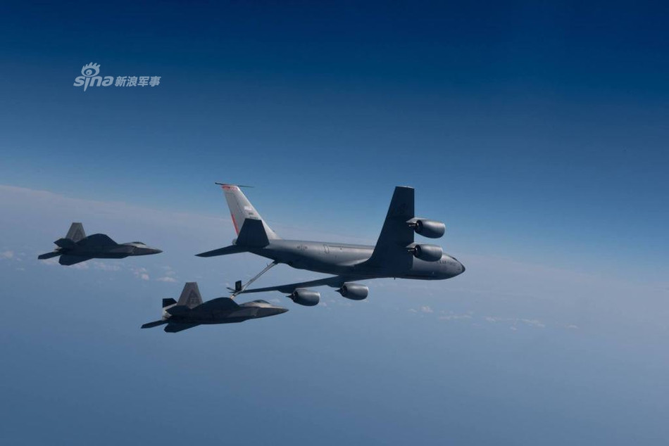 Tầm hoạt động tối đa của F-22 với hai bình nhiên liệu phủ vào khoảng 2960 km. Bán kính chiến đấu của chiến đấu cơ này khi nó mang theo vũ khí và không mang theo bình nhiên liệu phụ vào khoảng tối đa 850 km. Nguồn ảnh: Sina.