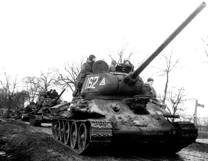 Tổng cộng đã có hơn 84.000 chiếc T-34 được Liên Xô sản xuất trong suốt thời gian diễn ra cuộc chiến này, đây chính là những chiếc xe tăng đã chứng tỏ được năng lực sản xuất gần như là vô hạn của đất nước có diện tích lớn nhất thế giới. Nguồn ảnh: Pinterest.