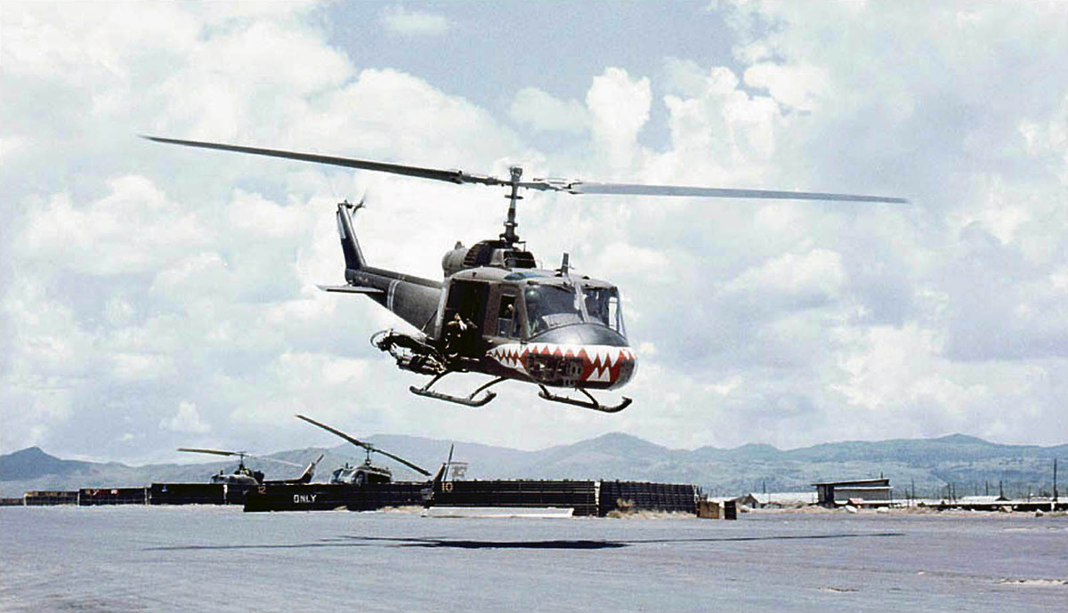 Mặc dù không phải là một sân bay chiến lược, tuy nhiên các trực thăng ở đây lại có số lượng khá lớn và tham gia vào nhiều cuộc hành quân Trực Thăng Vận của Mỹ và đồng minh. Nguồn ảnh: Flickr.