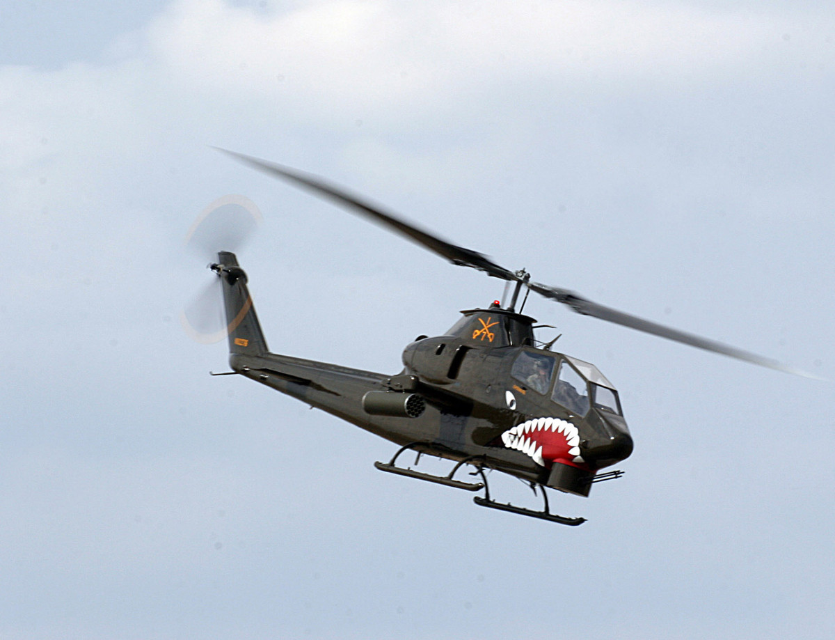 Không thể thiếu được đó là các trực thăng vũ trang Cobra. Nguồn ảnh: Flickr.
