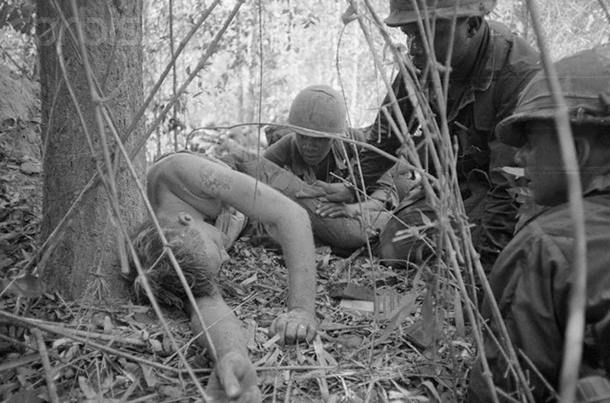 Kèm theo đó là tinh thần của lính Mỹ xuống thấp dần chỉ sau khoảng 2 tuần tham gia hành quân do quá mệt mỏi với thời tiết, không được đánh lớn, mệt mỏi với các loại bẫy và lối đánh du kích của ta. Nguồn ảnh: Corbis.