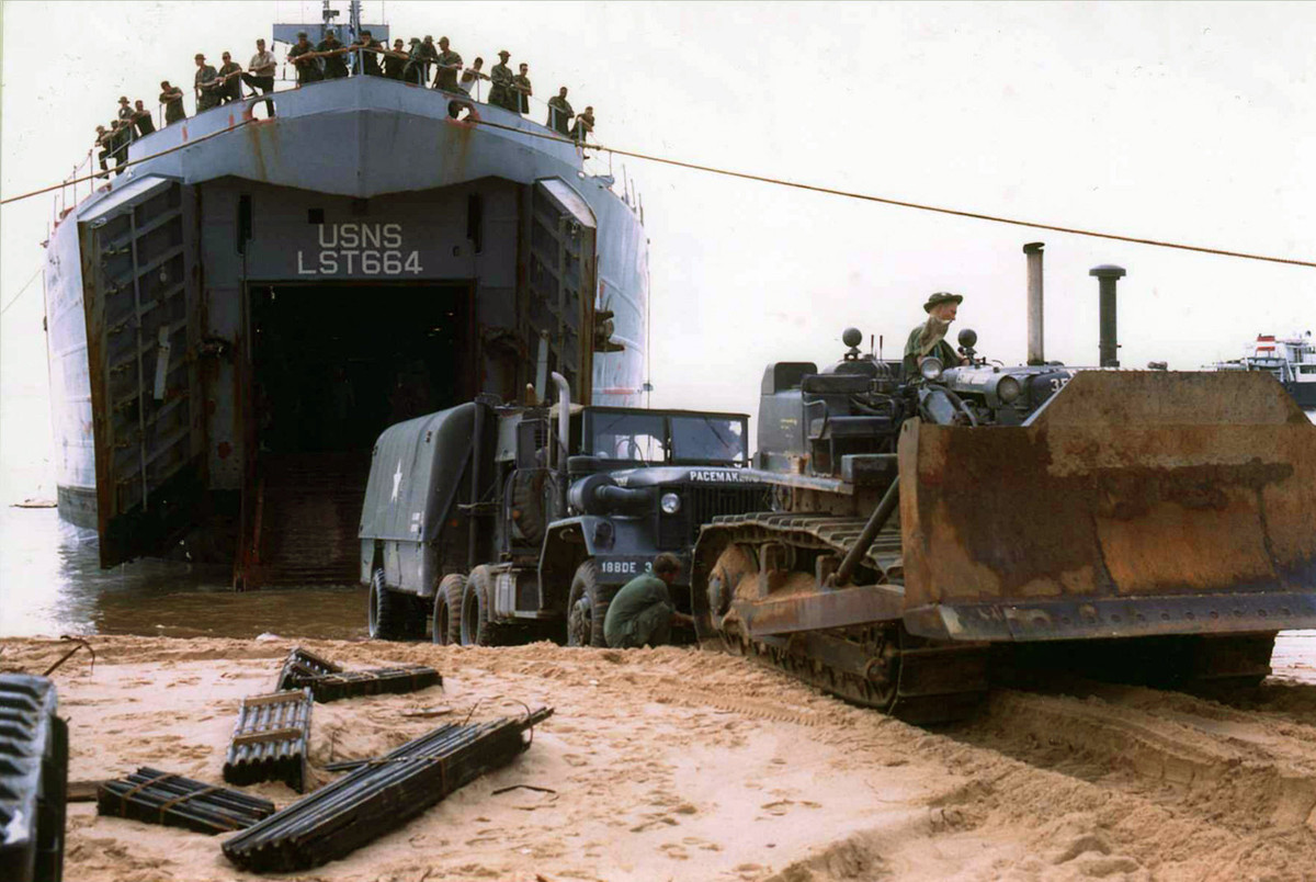 Tàu há mồm của Mỹ không cần cầu tầu cũng có thể tiếp cận được với bãi đổ bộ ở Thị xã Phan Thiết trong Chiến tranh Việt Nam. Nguồn ảnh: Flickr.