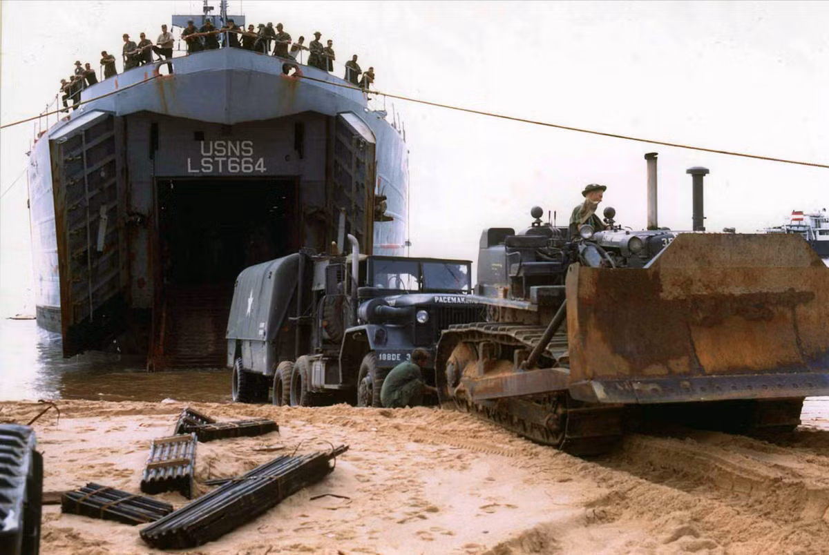 Tàu há mồm của Mỹ không cần cầu tầu cũng có thể tiếp cận được với bãi đổ bộ ở Thị xã Phan Thiết trong Chiến tranh Việt Nam. Nguồn ảnh: Flickr.