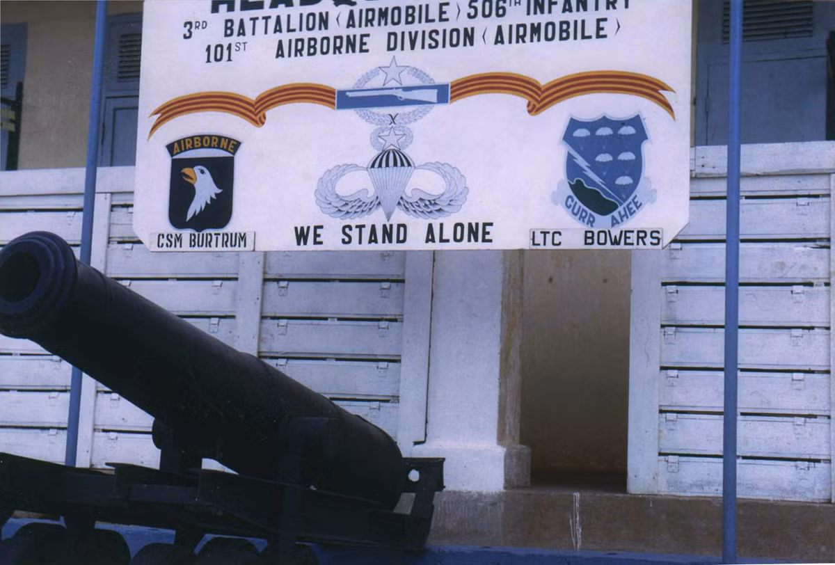 Căn cứ cũng là nơi đặt tổng hành dinh của Tiểu đoàn dù số 3, Sư đoàn bộ binh số 506 và sư đoàn dù số 101 của Quân đội Mỹ. Nguồn ảnh: Flickr.