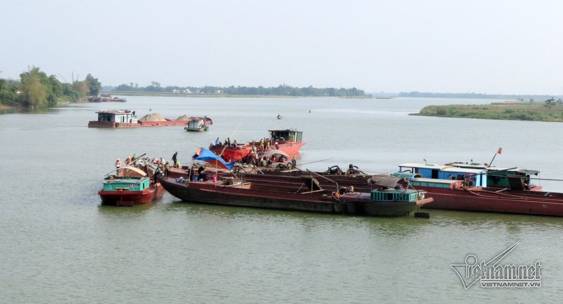 Hình ảnh tàu hút cát tấp nập trên dòng sông Lam đoạn dưới cầu đường sắt Yên Xuân Hình ảnh tàu hút cát tấp nập trên dòng sông Lam đoạn dưới cầu đường sắt Yên Xuân
