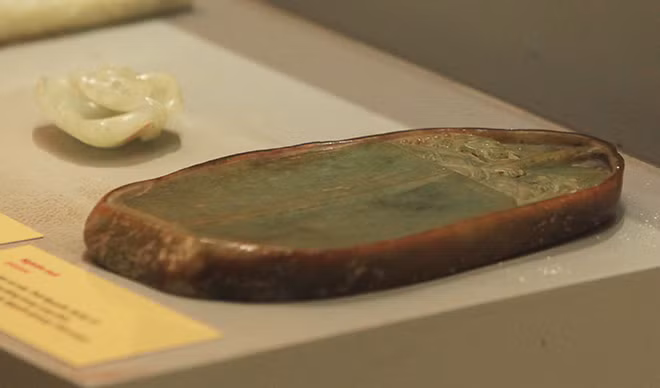 Nghiên mực bằng ngọc xám và nâu - Đồ văn phòng dùng trong cung đình