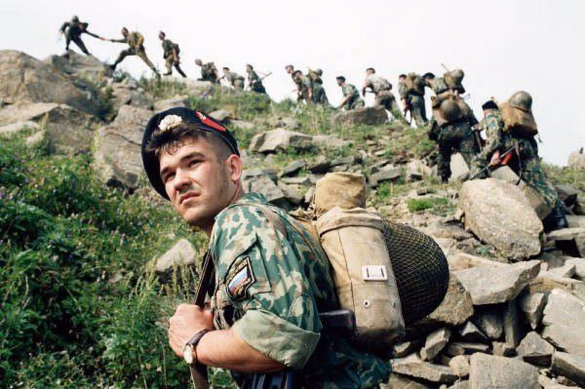 Tuy vậy, các xe tăng T-80 không hề tạo ra bất cứ tác dụng gì trong cuộc chiến đô thị diễn ra chủ yếu ở Grozny - Thủ đô của Cộng hòa Chechen. Đây chính là lý do tạo sao lính xe tăng Nga thời bấy giờ hay gọi Grozny là "mồ chôn xe tăng" bất kể loại xe tăng đó hiện đại đến đâu. Nguồn ảnh: Wiki.