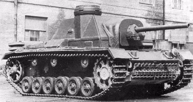 Cuộc đại tu các xe tăng Đức bao gồm việc gắn lên thân xe một tháp pháo cố định, kèm theo đó là khẩu pháo S-1 cỡ nòng 76.2mm, loại pháo S-1 là loại pháo cùng cỡ nòng với pháo F-34 của chiếc F-34 nhưng có giá thành sản xuất rẻ hơn. Nguồn ảnh: Tankeny.