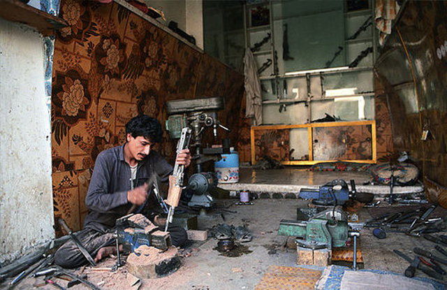 Những ngôi làng gia công và sửa chữa vũ khí như Darra ở Afghanistan trong thời gian gần đây đang ngày càng giàu lên trông thấy nhờ món hàng đặc biệt này. Nguồn ảnh: Defence.