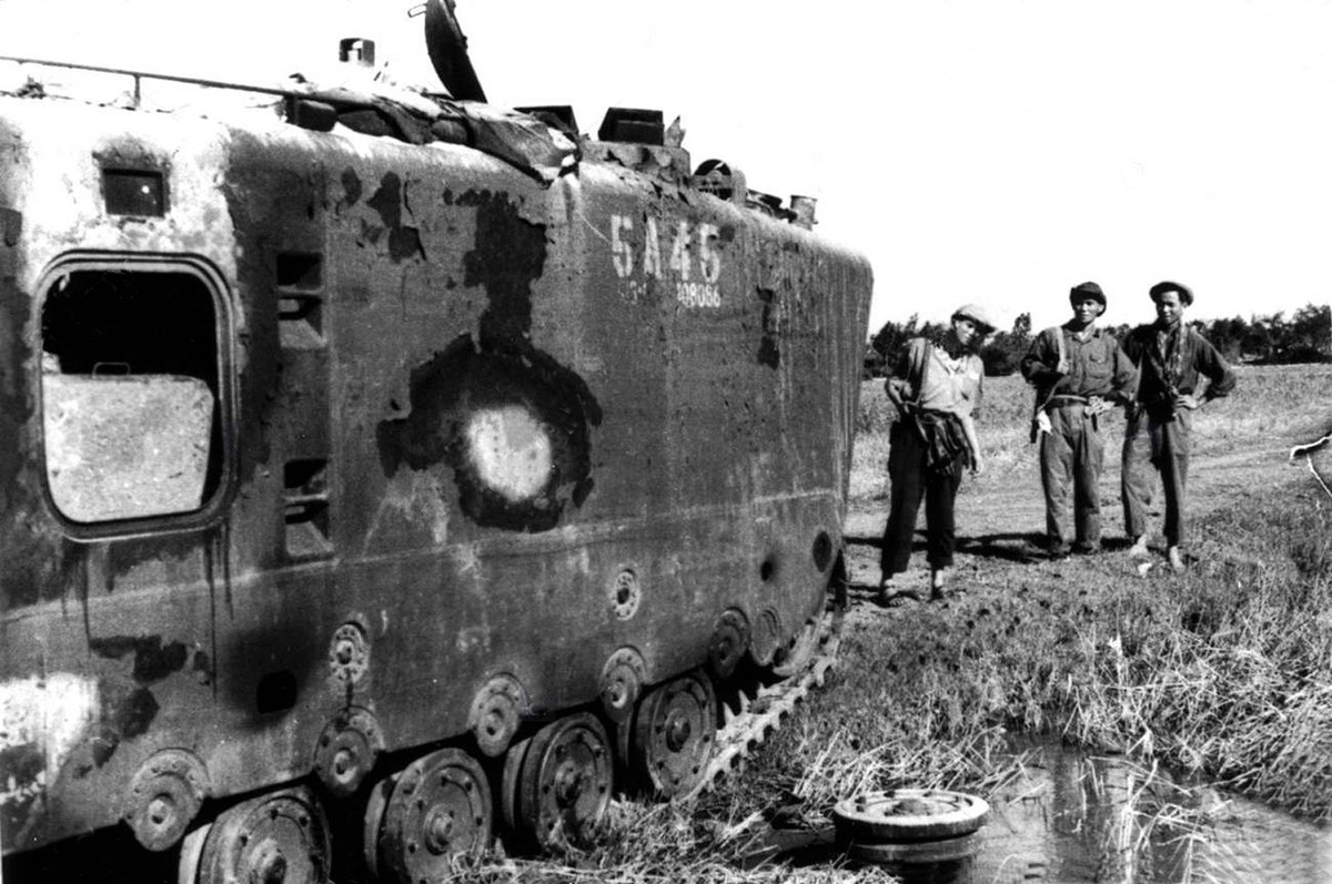 Cũng giống với thiết giáp M113, khả năng bọc thép của LVTP-5 là tương đối, không quá nổi trội kèm theo đó là lớp giáp các bên được đặt gần như thẳng đứng, vậy nên chiếc thiết giáp này có thể dễ dàng bị bắn hạ chỉ bởi các khẩu B-40, B-41 của ta. Ảnh: Quân giải phóng bên cạnh chiếc thiết giáp LVTP-5 của quân đội ngụy Sài Gòn bị bắn hạ. Nguồn ảnh: Flickr.