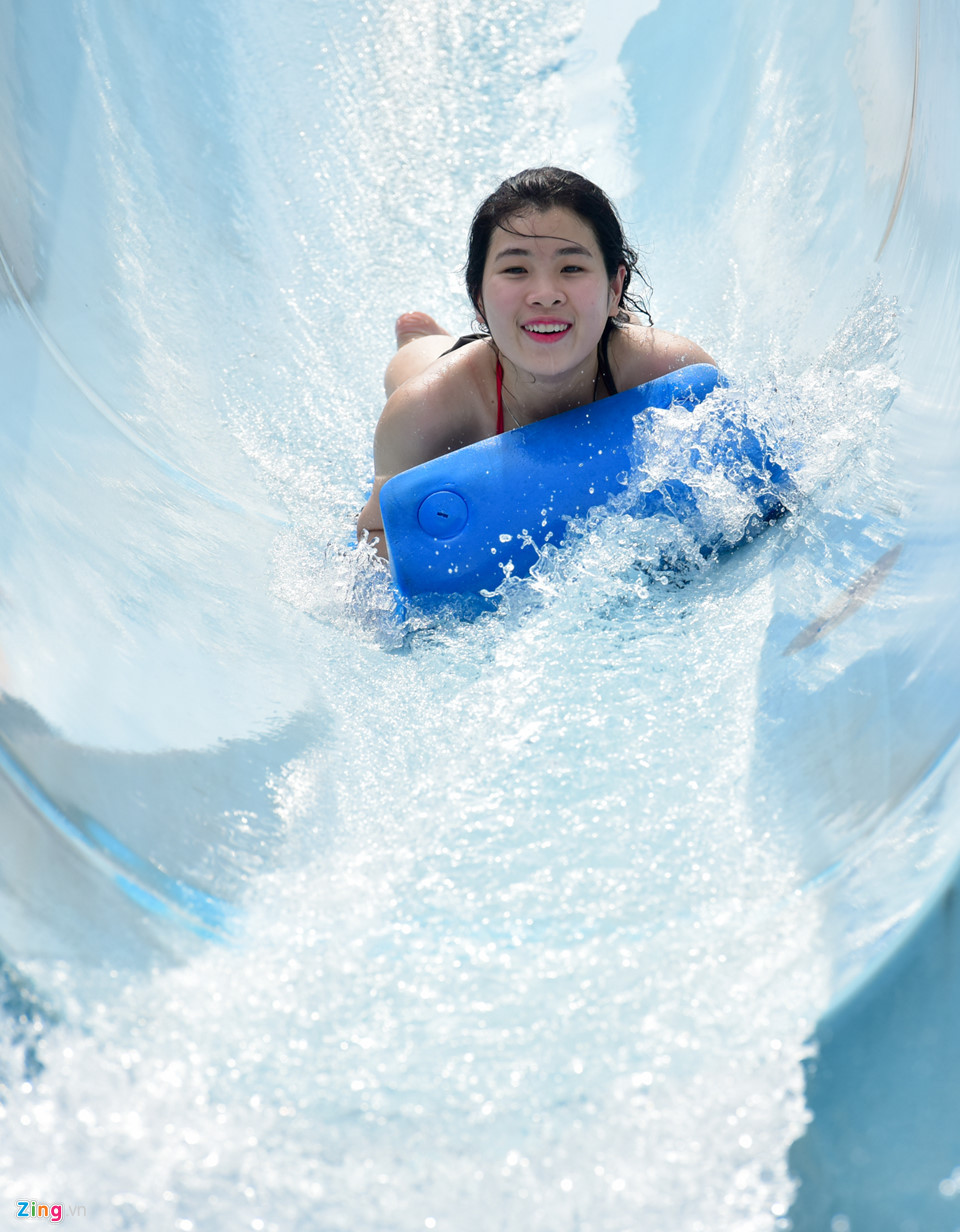 Hường, sinh viên Học viện Ngân hàng, cho biết chuyến đi chơi khá vui. Hường và bạn cùng lớp trải nghiệm tất cả các đường trượt.