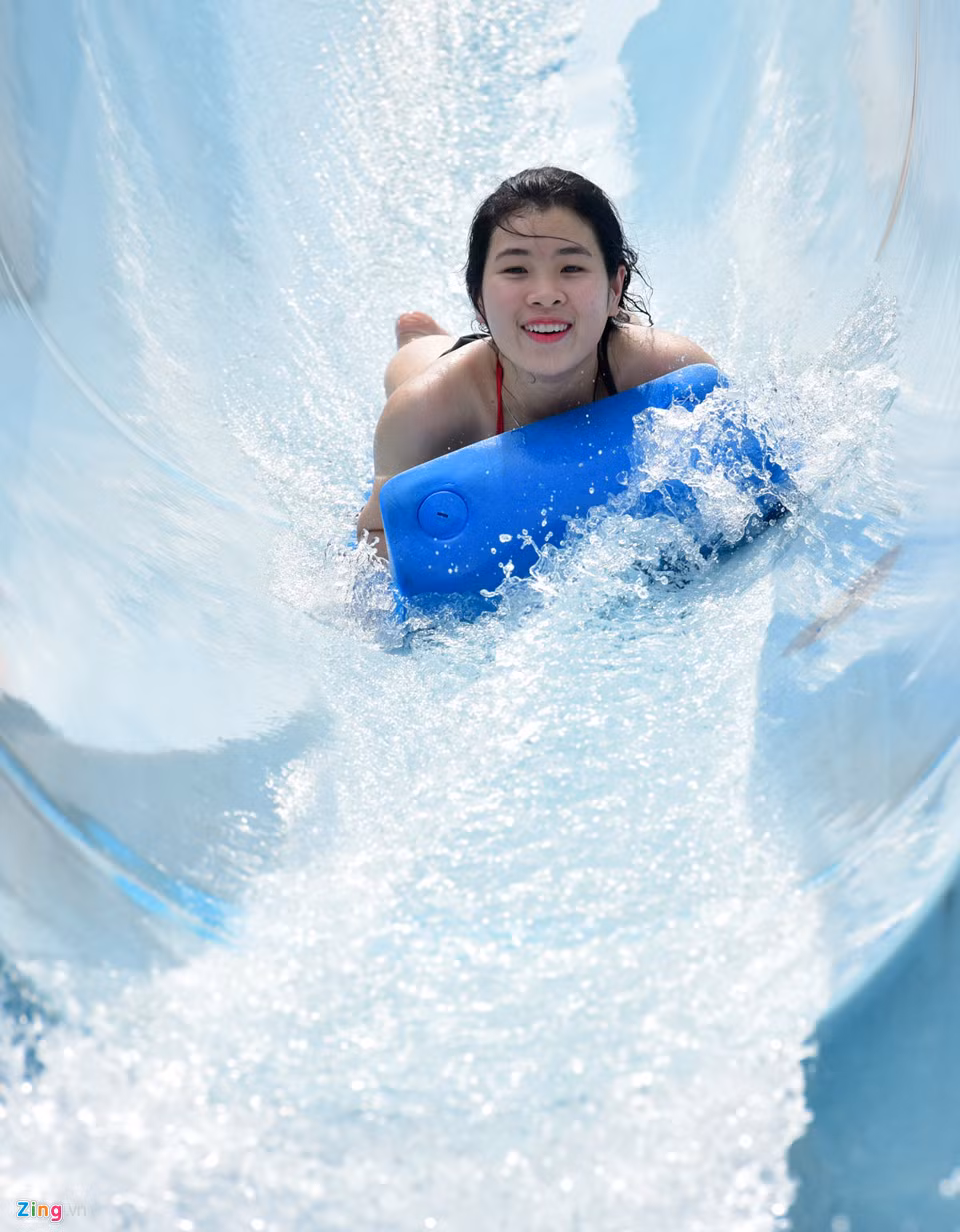 Hường, sinh viên Học viện Ngân hàng, cho biết chuyến đi chơi khá vui. Hường và bạn cùng lớp trải nghiệm tất cả các đường trượt.