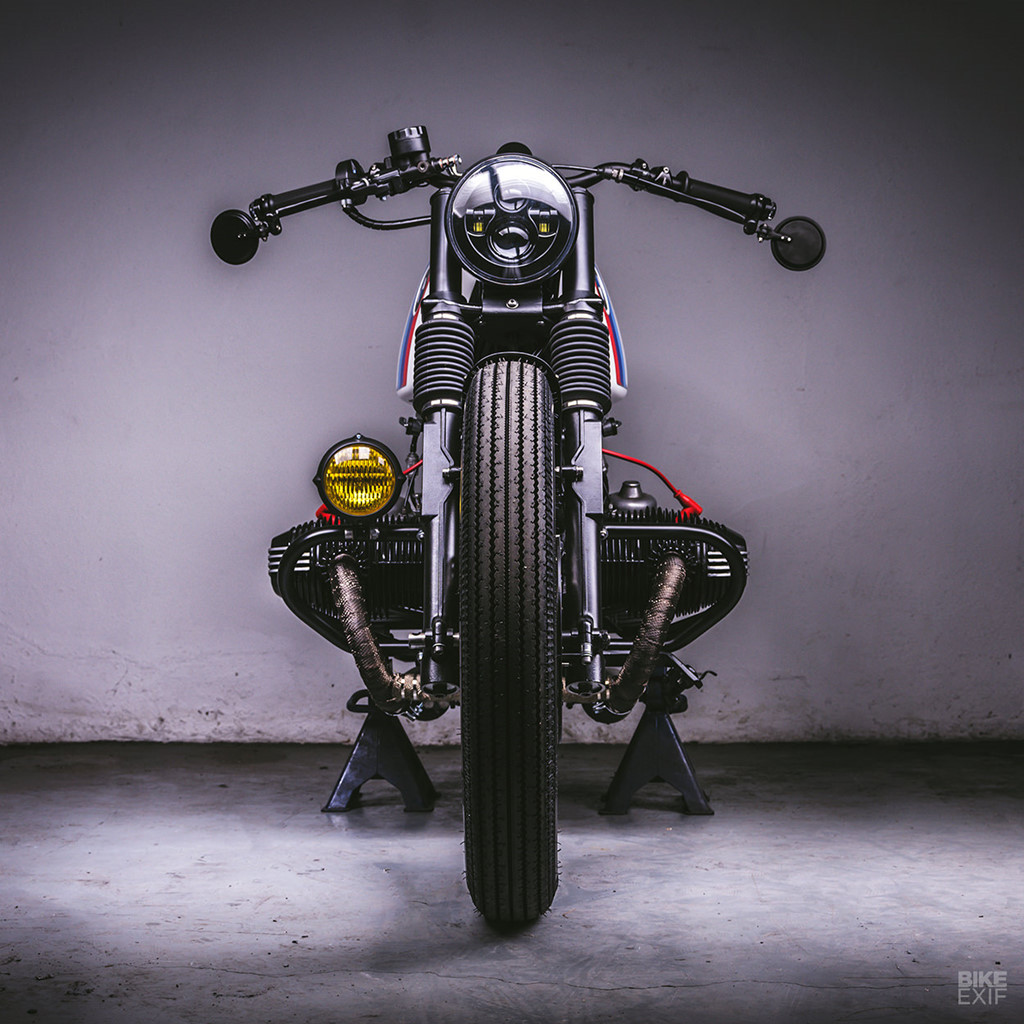 Phần đuôi là điểm nhấn của mẫu độ. Đèn đuôi và xinhan được tích hợp vào yên thay vì đặt rời trên dè sau. Chúng rất khó nhận thấy cho đến khi phát sáng. Mẫu độ đi kèm một bình xăng và yên xe màu khác để khách hàng tự thay đổi.