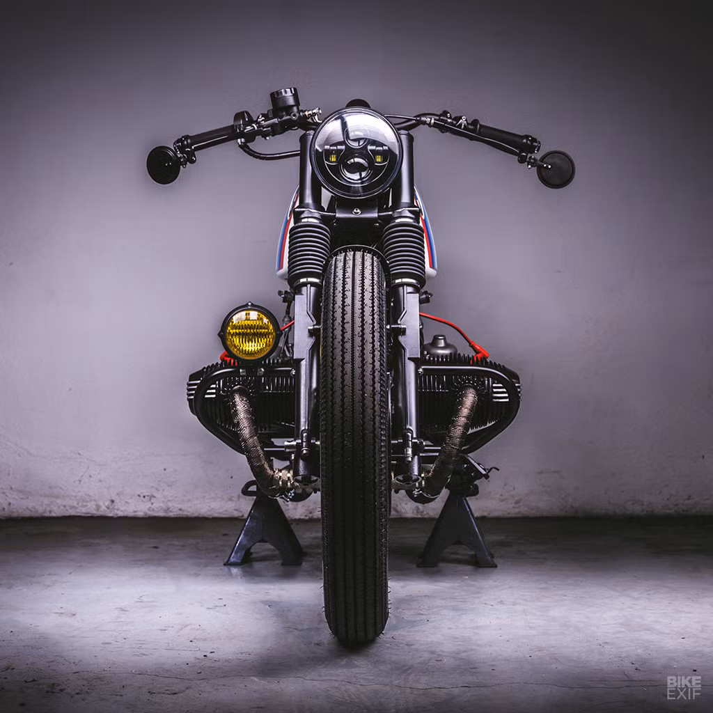 Phần đuôi là điểm nhấn của mẫu độ. Đèn đuôi và xinhan được tích hợp vào yên thay vì đặt rời trên dè sau. Chúng rất khó nhận thấy cho đến khi phát sáng. Mẫu độ đi kèm một bình xăng và yên xe màu khác để khách hàng tự thay đổi.