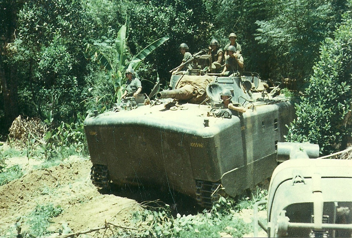Khác với những loại thiết giáp khác, thiết giáp chở quân LVTP-5 có trọng lượng cực nặng, lên tới 37,5 tấn và thậm chí có phiên bản còn được trang bị cả pháo lựu cỡ nòng 105 mm. Nguồn ảnh: Flickr.