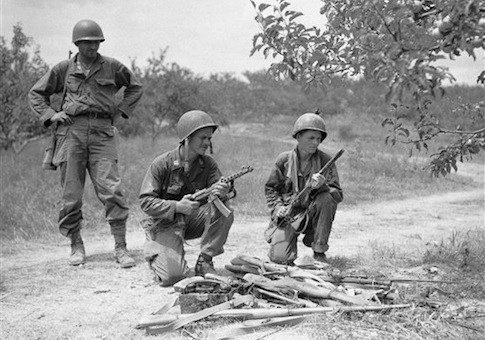 Binh lính Mỹ cùng vũ khí thu được từ phía Triều Tiên, phần lớn đều là vũ khí do Liên Xô và Trung Quốc viện trợ. Nguồn ảnh: Wiki.