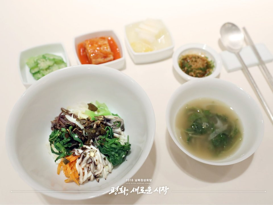 Món Bibimbap được làm từ rau, thảo mộc và gạo được trồng ở làng Biha - nơi Tổng thống Hàn Quốc Roh Moo-hyun sinh ra và lớn lên. Ông Roh là người chủ trì hội nghị thưởng đỉnh liên Triều lần thứ hai. Và người Hàn Quốc coi đây là món ăn "biểu tượng cho sự hòa giải". Nguồn ảnh: Reuters.