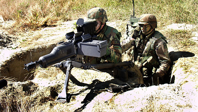 Một tính năng đặc biệt của khẩu súng này đó là nó có khả năng chuyển đổi thành súng máy hạng nặng XM312 dùng đạn 12,7x99mm NATO. Tuy nhiên cùng với sự chấm dứt của chương trình XM307, chương trình XM312 cũng bị xóa sổ theo. Nguồn ảnh: Military.