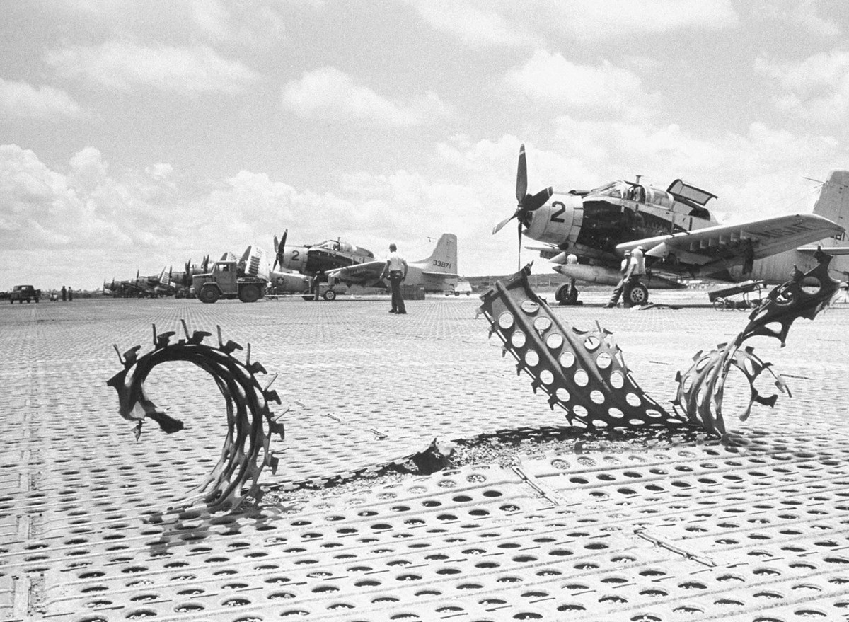 Một quả đạn cối 81mm của quân giải phóng ta bắn vào sân bay Biên Hòa nhưng không phát nổ. Nguồn ảnh: Flickr.