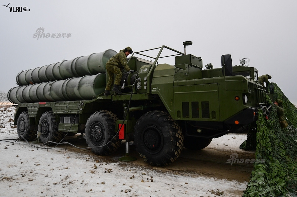 S-400 Triumf là hệ thống tên lửa phòng không cấp chiến lược được thiết kế để có thể tiêu diệt nhiều loại mục tiêu trên không bao gồm cả các tên lửa đạn đạo liên lục địa của đối phương ở phạm vi tối đa 400 km. Nguồn ảnh: Vlru.
