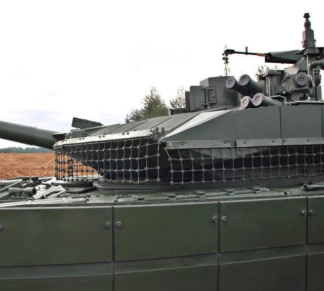 Động cơ của T-90M cũng được nâng cấp loại động cơ diesel mới V-92S2F công suất 1130 mã lực. Chiếc xe tăng này cũng được trang bị hộp số tự động và được đánh giá là loại xe tăng dễ điều khiển nhất do Nga sản xuất từ trước tới nay. Nguồn ảnh: Sina.