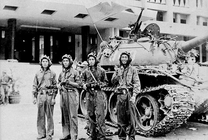 Chính trị viên Vũ Đăng Toàn (bìa trái) và Đại đội trưởng Bùi Quang Thận (bìa phải) tại Dinh Độc Lập ngày 30/4/1975. Ảnh: Tư liệu.