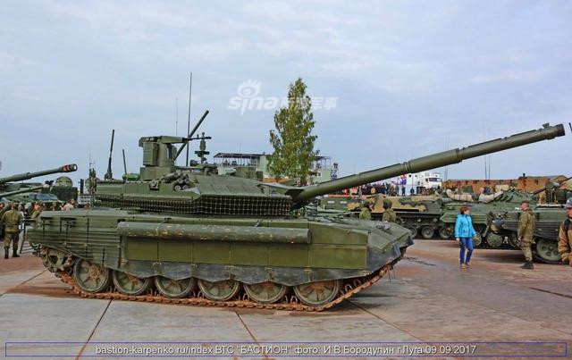 Chưa hết, thiết kế kiểu mô-đun còn cho phép các xe tăng T-90M có thể biến hình, sử dụng nhiều loại giáp khác nhau trong từng tình huống chiến đấu và môi trường tác chiến khác nhau, giúp tăng hiệu quả chiến đấu lên tối đa và giảm tỷ lệ bị tiêu diệt trên chiến trường xuống tối thiểu. Nguồn ảnh: Sina.