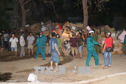 Một số mặt hàng điện máy, đồ gia dụng được đưa ra ngoài.