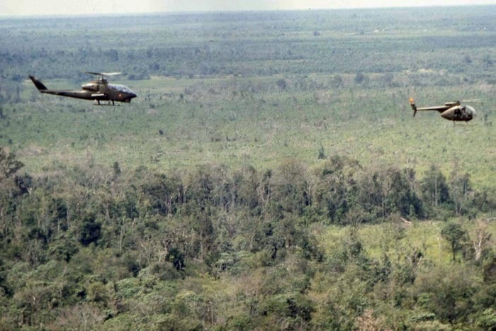 Với khả năng cơ động rất tốt, đường bay của OH-6 là rất khó đoán trước và chiếc trực thăng này có thể tung ra nhưng quả pháo hiệu nguy hiểm chết người vào giữa trận địa của ta. Tuy nhiên, OH-6 chỉ thích hợp trong chiến tranh chống du kích. Trong các chiến dịch lớn kiểu chiến tranh tổng lực, OH-6 không bao giờ dám xuất hiện trên chiến trường. Nguồn ảnh: Flickr.