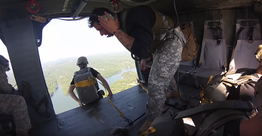 Rời cửa máy bay, những người lính này sử dụng loại dù nối dây, dù sẽ tự động mở sau khi người lính rơi ra khỏi máy bay. Nguồn ảnh: Berner.