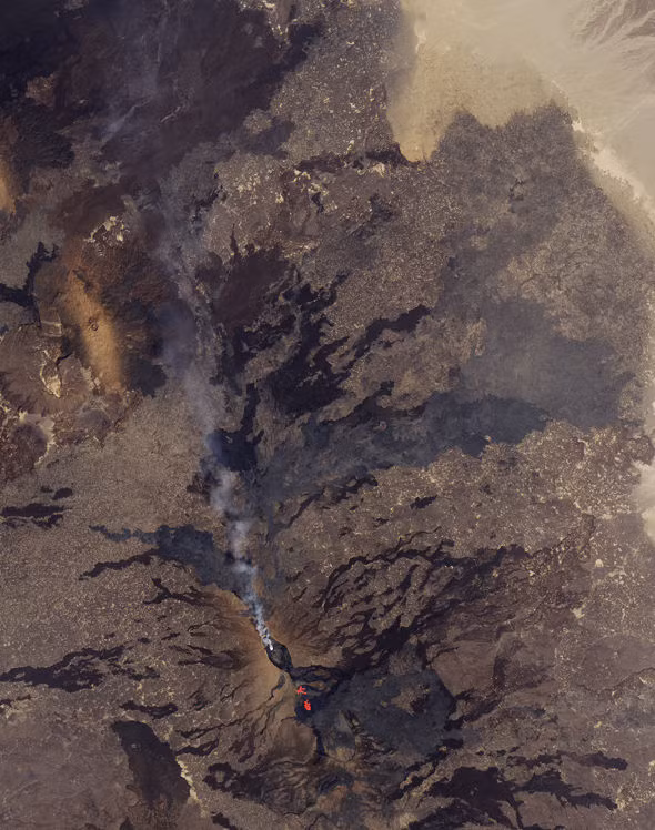 Hình ảnh về tinh của NASA cho thấy rãnh nứt khổng lồ bên dưới là dung nham sôi sục.