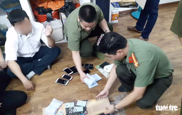 Công an kiểm tra hoạt động truyền đạo trái phép tại một căn hộ chung cư Golden City 3, TP Vinh tối 29-4 - Ảnh: D.HÒA