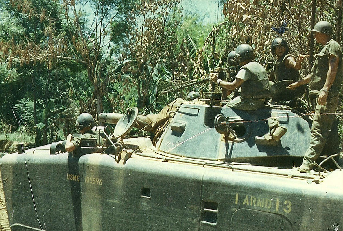 Chưa kể tới việc, do chở theo quá nhiều lính, mỗi chiếc LVTP-5 khi bị rơi vào ổ phục kích hoặc bị bắn hạ sẽ gây ra quá nhiều thiệt mạng cho lực lượng bộ binh Mỹ. Nguồn ảnh: Flickr.