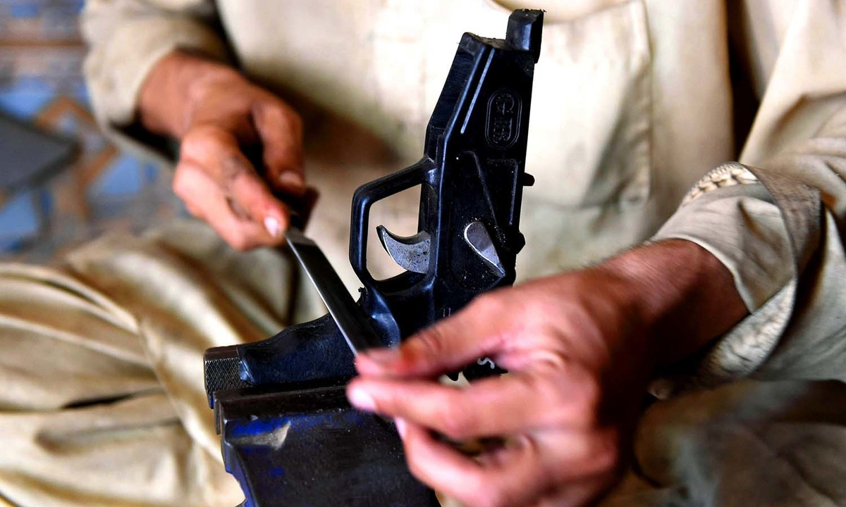 Phần lớn các khẩu súng được làm bằng tay đều có khả năng sử dụng như các khẩu súng thông thường, tuy nhiên lại không bền và dễ bị hỏng hóc, kẹt đạn. Nguồn ảnh: BBC.