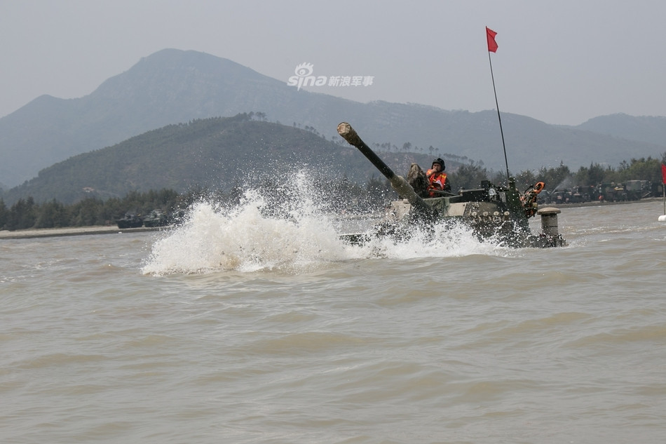 Ngoài khẩu pháo chính, xe còn được trang bị một khẩu súng máy hạng nặng 12,7mm và một súng máy đồng trục cỡ nòng 7,62 mm. Nguồn ảnh: News81.