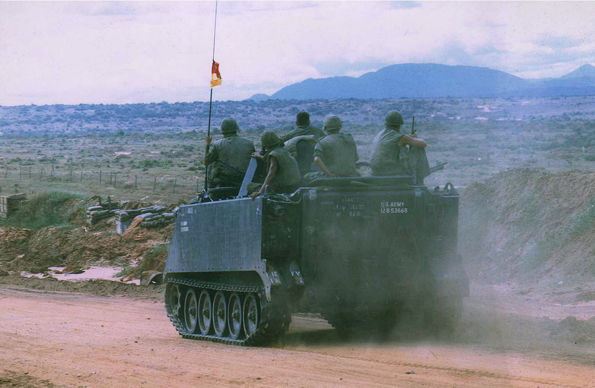 Xe thiết giáp M113 của quân đội Mỹ tại bãi tiếp nhận Betty. Nguồn ảnh: Flickr.