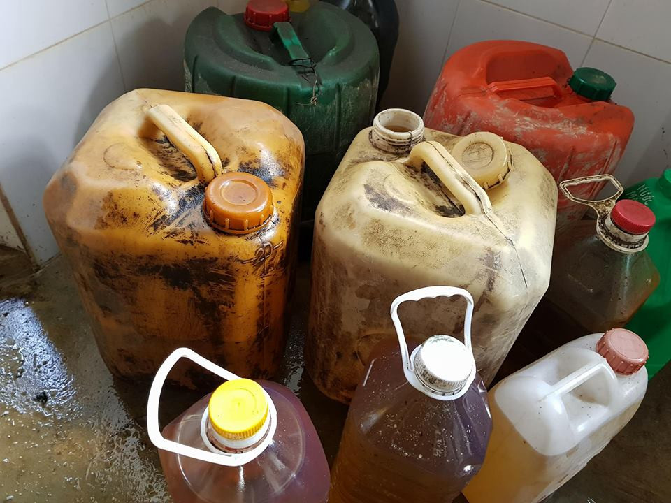 Nước giếng hay dầu hỏa cất vào can