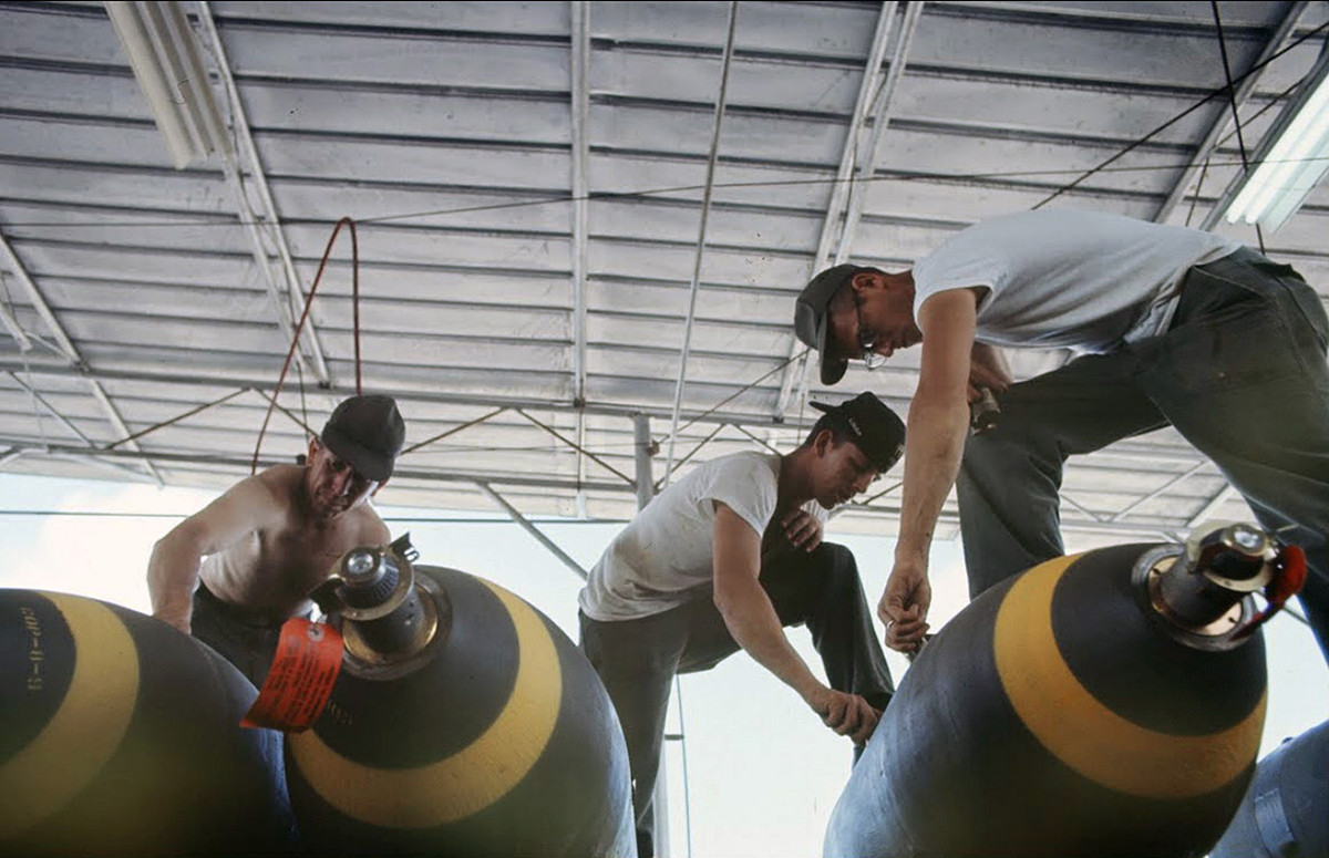 Tổng cộng tung vào trận Khe Sanh, phía Mỹ có 350 máy bay ném bom chiến thuật, 60 máy bay ném bom chiến lược B-52 và 30 máy bay tuần thám, trinh sát nhẹ để "chỉ điểm" vị trí ném bom cho các máy bay ném bom chiến lược và chiến thuật thực hiện nhiệm vụ giải vây cho căn cứ được báo giới Mỹ thận trọng coi là "Điện Biên Phủ thứ hai" trong Chiến tranh Việt Nam này. Nguồn ảnh: Flickr.