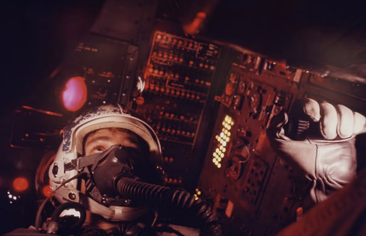 Không quân Thủy quân Lục chiến Mỹ, lúc đó đang thực hiện chiến dịch Sấm Rền ném bom miền Bắc cũng được điều phối lại để tham gia giải vây cho Khe Sanh với tổng cộng 5.337 phi vụ bay, thả xuống tổng cộng 7.941 tấn bom quanh khu vực này. Nguồn ảnh: Flickr.