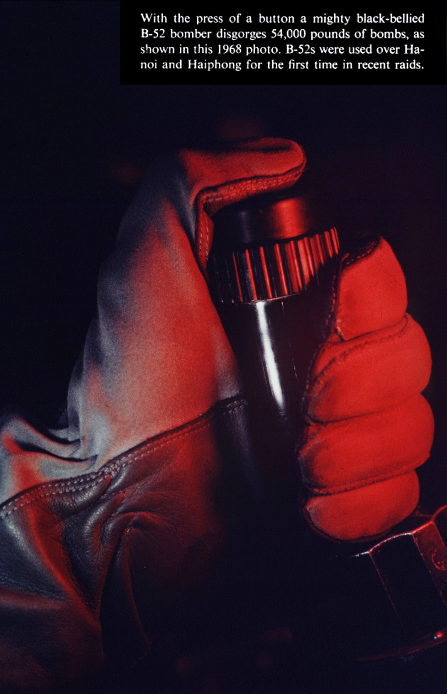 Hành động được phi công Mỹ bị bắt tại Hà Nội sau này mô tả lại là bấm nút trên cần điều khiển như bấm nút một chiếc bút bi sẽ thả xuống 24 tấn bom chỉ trong tích tắc. Nguồn ảnh: Flickr.