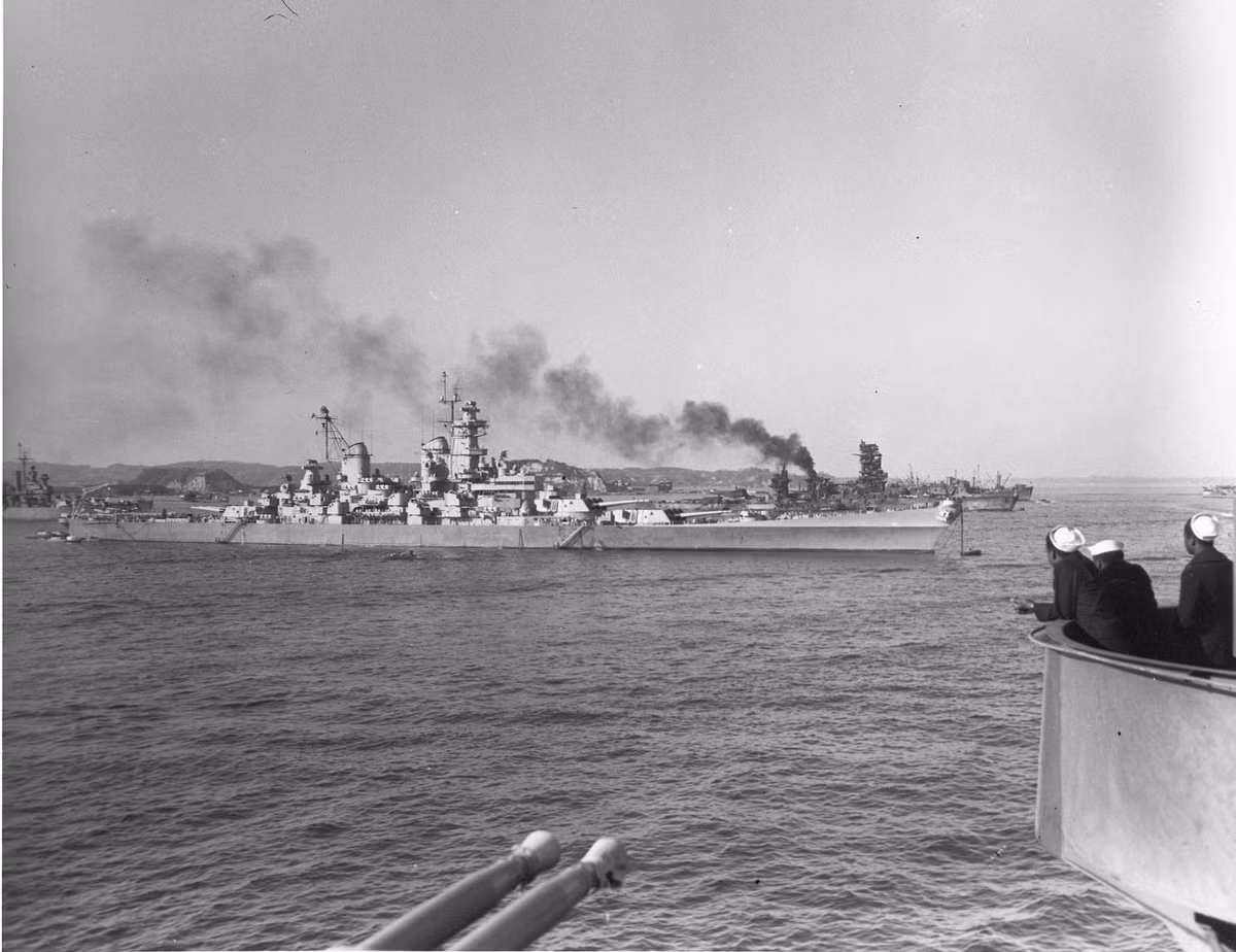 Tàu được bọc thép hai bên lườn dày tới 409mm, phần thân tàu chìm dưới nước được bọc thép dày tổng cộng 183mm, đảm bảo tàu có khả năng chịu được những quả đạn hải pháo cỡ 120mm bắn trực diện vào thân mà không hề hấn gì. Nguồn ảnh: navsource.org